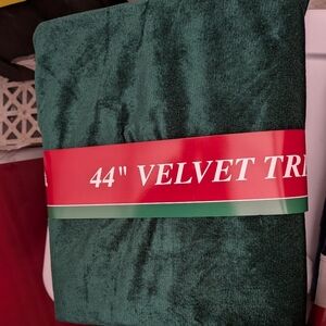 Luxurious Velvet- Green Christmas Tree Skirt